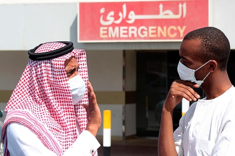 Dos hombres con mascarilla a las puertas de un hospital en Arabia.| Reuters