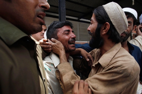 Familiares de una de las mujeres asesinadas lloran su muerte.| Fayaza Aziz | Reuters