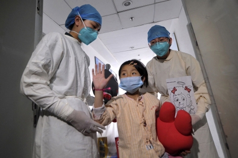 Una nia infectada con el virus H7N9 en Pekn. | Reuters