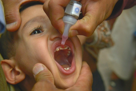 Un niño recibe la vacuna de la polio en Yemen.| Yahya Arhab | Efe