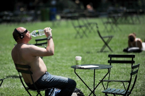 Un hombre bebe agua en un parque de Nueva York. | Afp