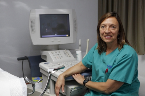 La Dra. Alonso, en su consulta de ginecología. | S. Enríquez
