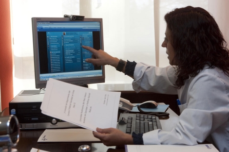 Una médico consulta su ordenador en la consulta. | El Mundo