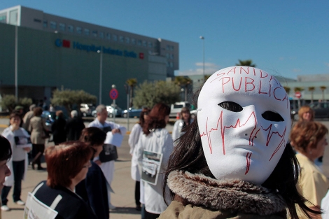 Protestas ante un hospital de la Comunidad de Madrid.| Antonio Heredia