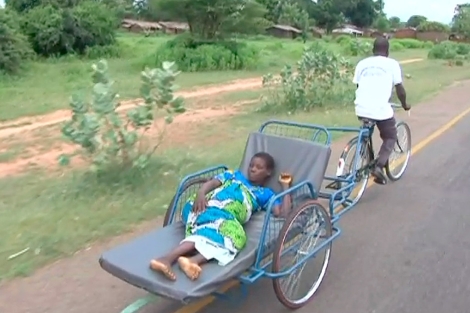 Una mujer embarazada es trasladada por una bicicleta en camilla