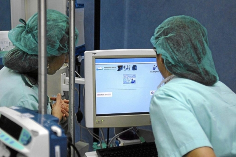 Dos enfermeras miran un monitor en el Hospital de Torrevieja. | El Mundo