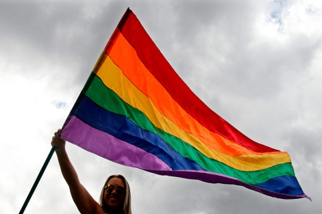 Bandera multicolor en la marcha del Orgullo en Medelln.| Efe