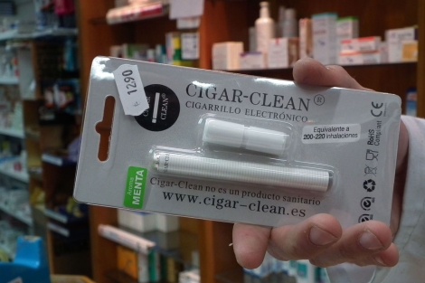 Un detalle de un cigarrillo electrónico a la venta en una farmacia.