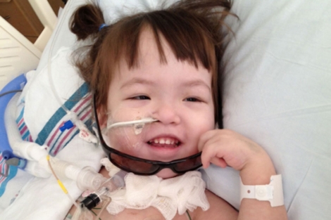 La paciente, días después del trasplante de tráquea artificial. | Hospital Infantil de Illinois