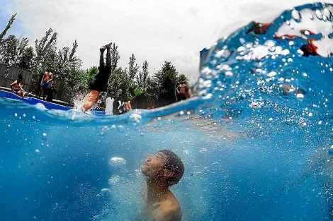 Un adolescente se baña en una piscina