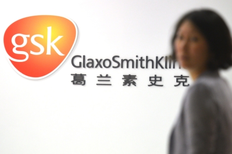 Una empleada de la farmacéutica GSK entra en una oficina de Shanghái