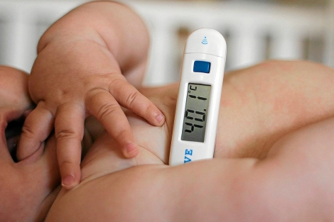 Un termmetro registrando la temperatura en un beb de pocos meses.| EM