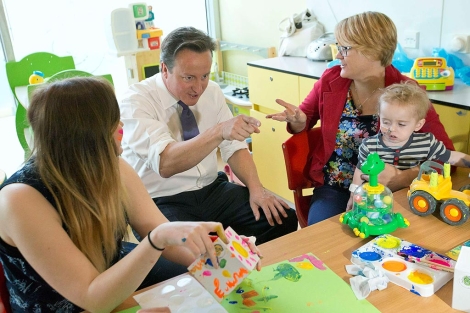 El primer ministro, David Cameron, en un hospital el pasado 5 de julio.| Reuters