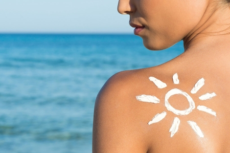 Las cremas solares deben tener protección contra los rayos UVB y UVA.| EM