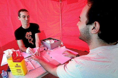 Un joven se hace la prueba del VIH en una ONG.| J. Domínguez
