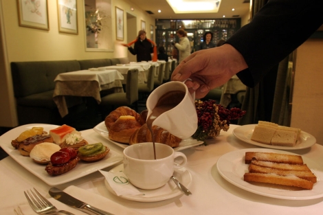 Un camarero sirve una taza de chocolate caliente. | B. Cordón