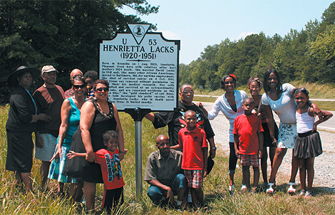 La familia Lacks posa junto a un cartel en honor a Henrietta.| Nature