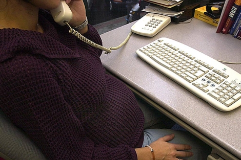 Una mujer embarazada trabaja en una oficina. | R. Martn
