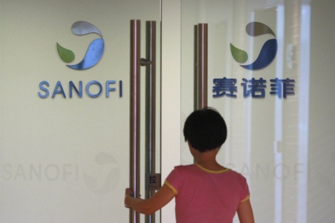 Un empleado entra en una oficina de Sanofi en Shanghai, China