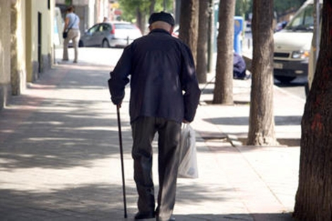 Un anciano pasea por la calle. | SINC