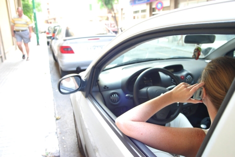 Una mujer habla por telfono mientras conduce. | E. Calvo