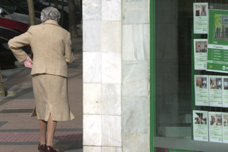 Una anciana paseando en el barrio de Salamanca, Madrid.