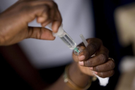 Una enfermera prepara una inyeccin. | EL MUNDO