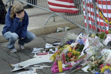 Ofrendas depositadas en la avenida Boylston por el atentado (Boston). | El Mundo