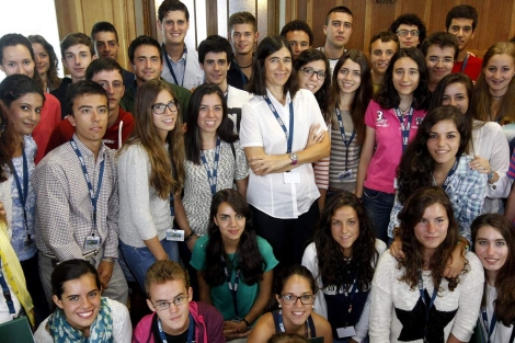 María Blasco junto con alumnos que asisten al Aula de Verano 'Ortega y Gasset' en Santander.