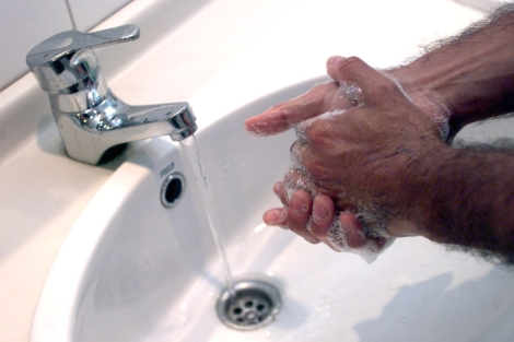 La agencia para la salud de la ONU ve imprescindible la higiene de manos. | ngel Casaa
