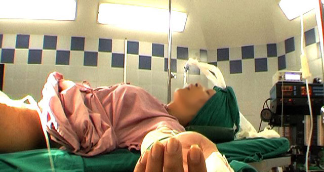 Fotograma del documental 'Alondra' de Cuatro donde se ve una operación de cambio de sexo.