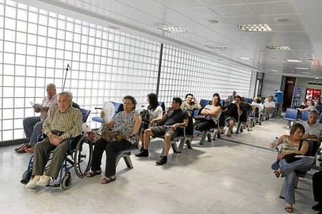 Pacientes esperan en un hospital mallorqun. | J. Avell