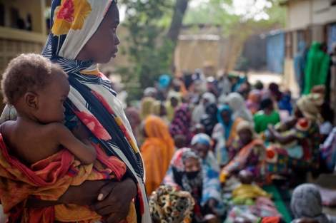 Una mujer sostiene a su hijo en el dispensario Chagoua, en NDjamena, Nigeria. | UNICEF