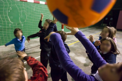 Varios niños juegan a la pelota en un polideportivo.| Iñaki Andrés