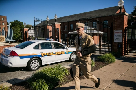 Un soldado abandona la sede central de la Marina en Washington. | D. Angerer
