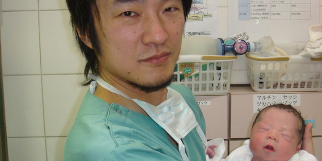 Imagen del responsable médico (Kawamura) con el recién nacido.
