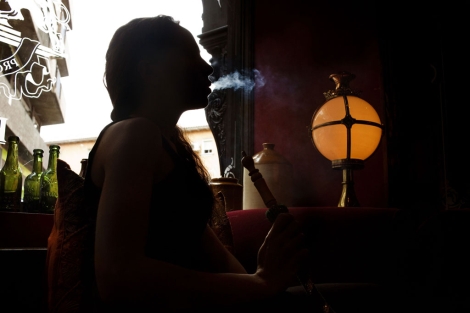 Mujer en un club de fumadores.