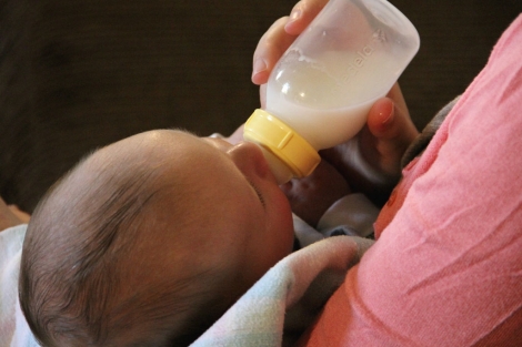Un beb toma leche extrada por su madre. | Nationwide Children's Hospital