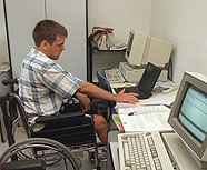 Una persona con discapacidad accede a la internet
