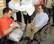 Imagen de un discapacitado ejerciendo su derecho a voto