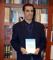 Javier Soto posa con el libro 'Sordo ¡y qué!