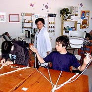 Imagen de dos chicos en un taller de actividades