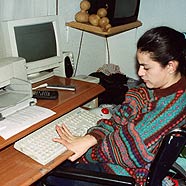 Imagen de una chica con paralisis frente a su ordenador