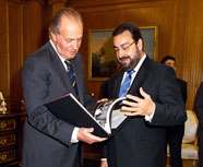 Imagen de el rey Juan Carlos y Miguel Carballeda, presidente de la ONCE