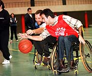 Imagen de dos discapacitados jugando al baloncesto