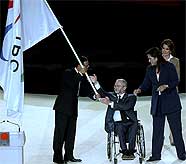 Imagen del relevo de la bandera paralímpica