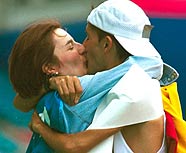 Imagen de un beso entre un deportista paralímpico y su mujer