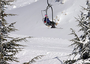 Un solitario esquiador en un remonte. (Foto: REUTERS)