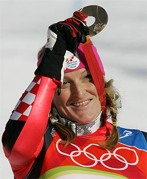 Kostelic, con su medalla de oro de Turín'06. (Foto: AP)