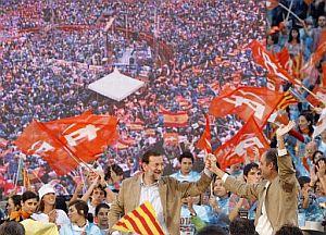 Rajoy (izda.) con Camps, en la plaza de toros de Valencia. (Foto: EFE)